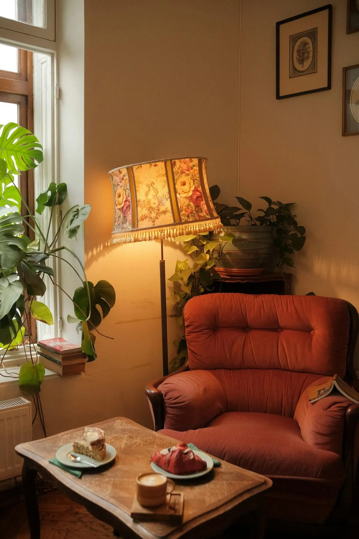 Rincón del consultorio con un sillón, plantas y una lámpara encendida